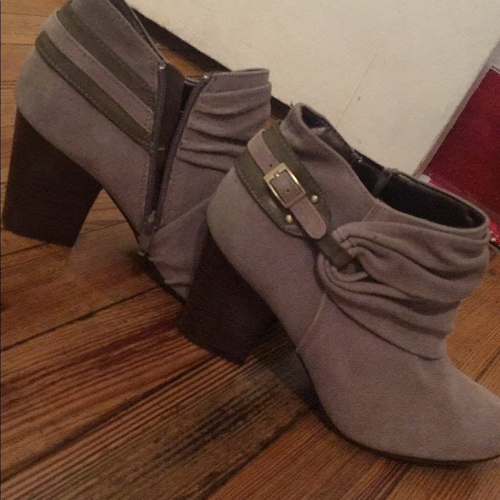 Andrew Geller grey booties